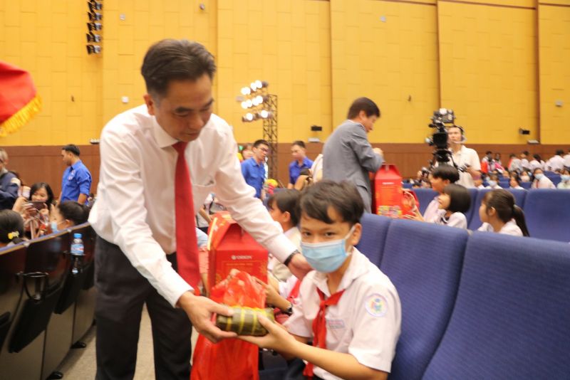 Ông Nguyễn Lộc Hà tặng quà xuân cho trẻ em có hoàn cảnh khó khăn. Ảnh: Ánh Sáng