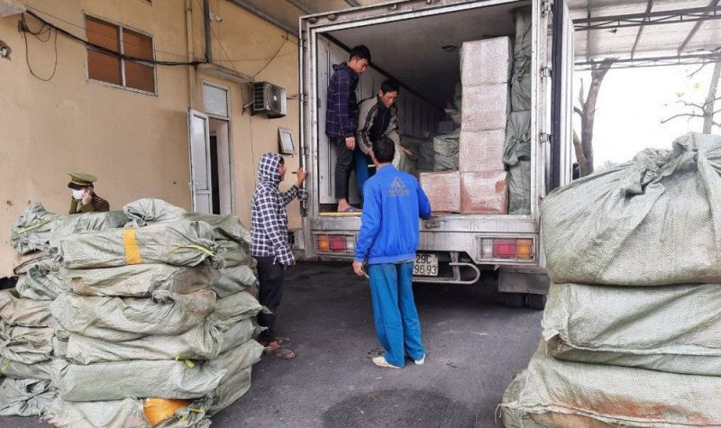 Chiếc xe tải chở trên 5 tấn thực phẩm không rõ nguồn gốc, xuất xứ bị phát hiện