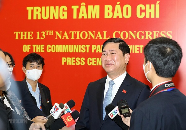Đồng chí Trần Quốc Nam (Đoàn đại biểu Đảng bộ tỉnh Ninh Thuận) trả lời phỏng vấn (Ảnh: TTXVN)