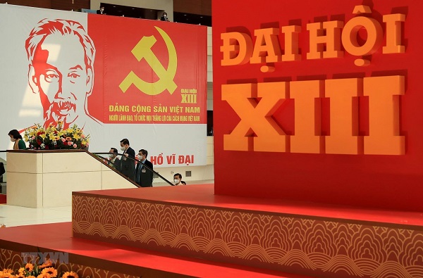 Hình ảnh Huy hiệu Đảng và Chủ tịch Hồ Chí Minh tại Đại hội đại biểu toàn quốc lần thứ XIII của Đảng