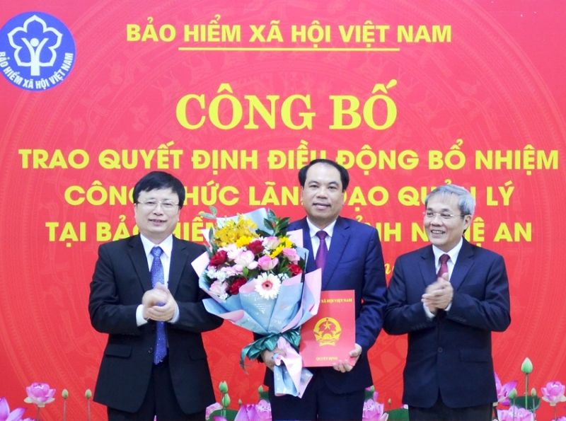 Lãnh đạo BHXH Việt Nam, UBND tỉnh Nghệ An trao quyết định bổ nhiệm và tặng hoa cho đồng chí Hoàng Văn Minh