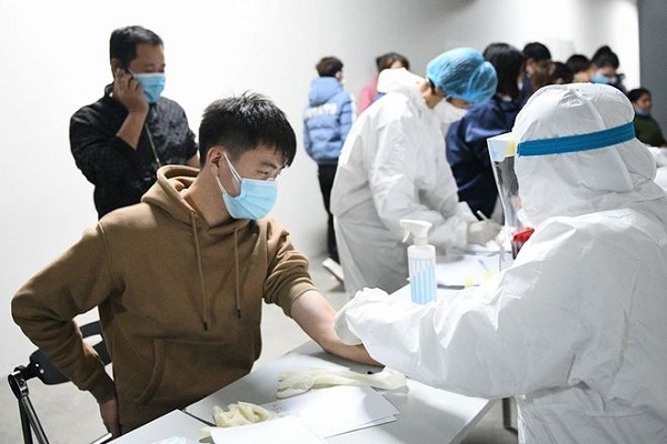Cán bộ y tế lấy mẫu xét nghiệm tại TP Chí Linh. Ảnh Lê Tân