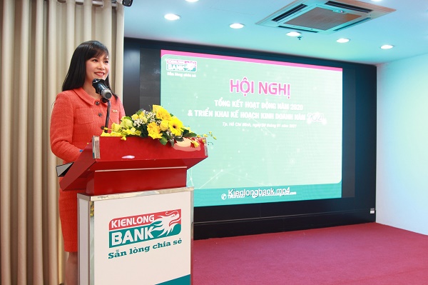 Bà Trần Tuấn Anh - Thành viên HĐQT, TGĐ Kienlongbank phát biểu khai mạc và báo cáo kết quả kinh doanh tại Hội nghị