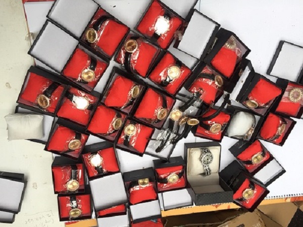 Toàn bộ số đồng hồ giả mạo nhãn hiệu bị tịch thu tại một cửa hàng ở Bắc Giang