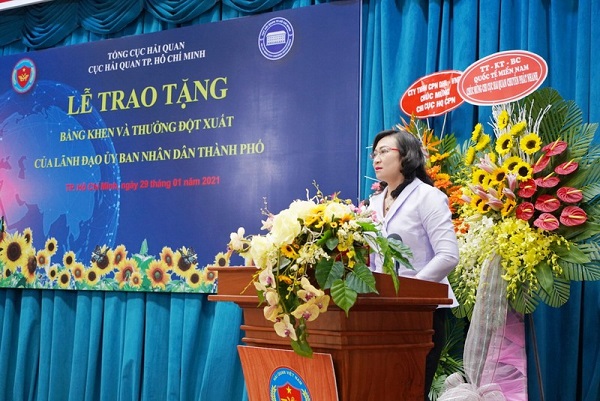 Bà Phan Thị Thắng, Phó chủ tịch UBND TP.HCM tuyên dương chiến công của Cục hải quan TP trên mặt trật đấu tranh chống ma túy