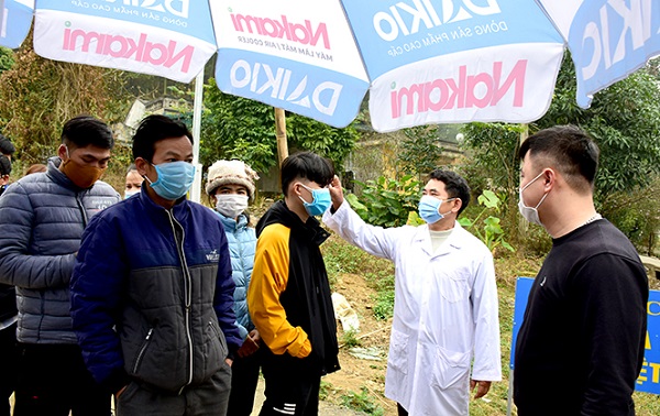 Cán bộ y tế tại chốt kiểm soát tuyến quốc lộ 37 địa bàn xã Hợp Thành huyện Sơn Dương.