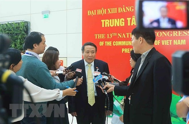 Đồng chí Hà Sỹ Đồng (Đoàn đại biểu Đảng bộ tỉnh Quảng Trị) trả lời phỏng vấn của phóng viên các cơ quan thông tấn, báo chí (Ảnh: TTXVN)