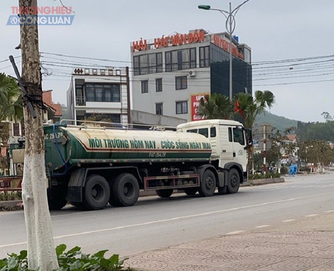 Đường Vân Đồn trở nên vắng vẻ sau quyết định dãn cách ly toàn huyện và phong toả thị trấn Cái Rồng.