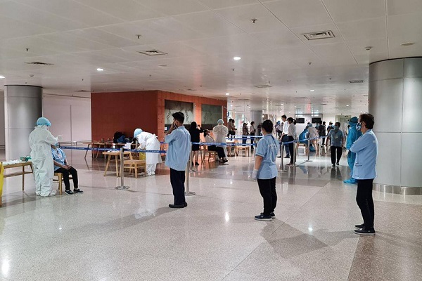 Lấy mẫu xét nghiệm nhân viên làm việc tại sân bay Tân Sơn Nhất