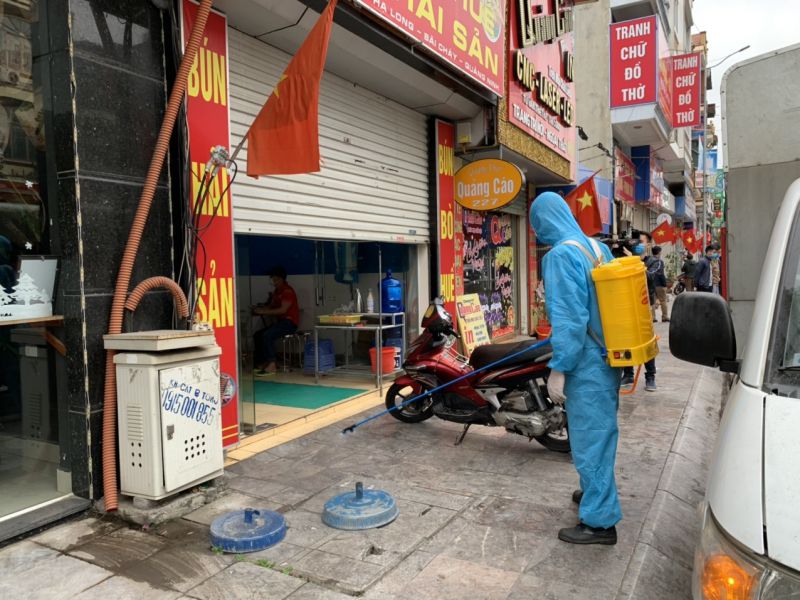Lực lượng y tế thành phố Hạ Long tiến hành phun tiêu độc khử trùng đối với các cơ sở vẫn cố tình để khách vào ăn uống tại cửa hàng.