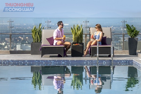 Bể bơi Tầng mây ngoài trời nằm trên tầng 28 của Khách sạn Mercure Hải Phòng.