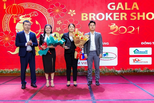 Đại diện Ban tổ chức trao hoa cho Nhà tài trợ Gala Broker Show.