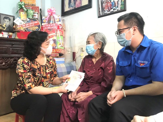 Phó chủ tịch UBND TP. HCM Phan Thị Thắng thăm và chúc Tết các hộ dân