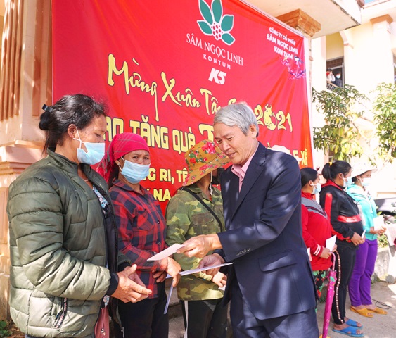 Ông Lê Đức Thảo - Phó GĐ Công ty CP Sâm Ngọc Linh trao quà cho hộ nghèo xã Măng Ri, huyện Tu Mơ Rông, tỉnh Kon Tum.