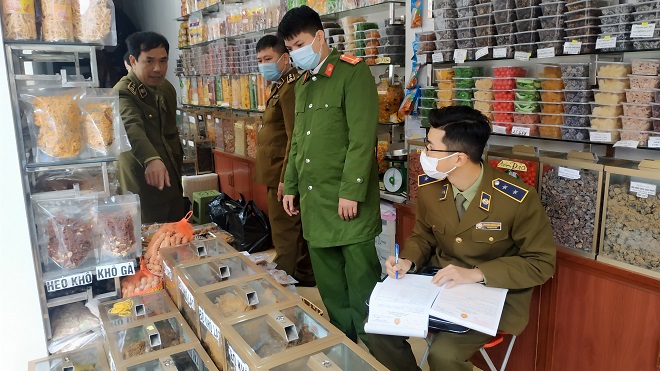 Nam Định: Thu giữ hơn 100kg bánh kẹo, mứt hoa quả không rõ nguồn gốc xuất xứ