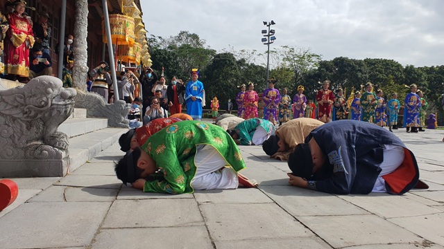 các Hoàng tử hành lễ chúc mừng năm mới Vua cha các Hoàng tử hành lễ chúc mừng năm mới Vua cha