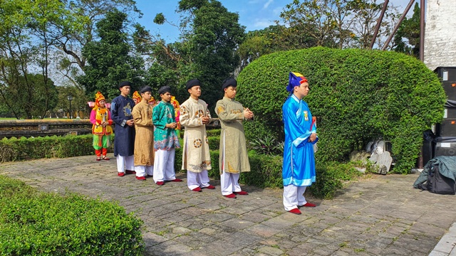 Mở đầu là các Hoàng tử chuẩn bị vào lễ tết Vua ở Điện Thái Hoà Mở đầu là các Hoàng tử chuẩn bị vào lễ tết Vua ở Điện Thái Hoà