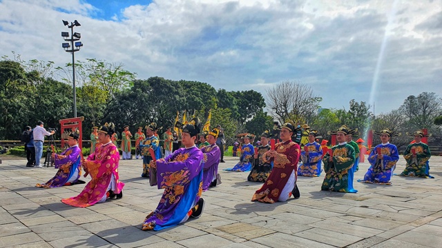 Các quan hành lễ chúc tụng nhà vua ngày đầu năm mới Các quan hành lễ chúc tụng nhà vua ngày đầu năm mới