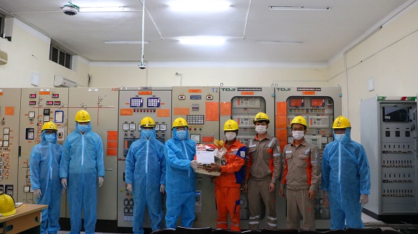 Công đoàn Hải Dương tặng quà trạm 110kV Chí Linh