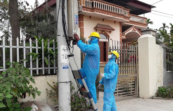 Công nhân Điện lực Chí Linh sửa chữa điện cho nhân dân tại phường Cộng Hòa, TP Chí Linh - khu vực bị phong tỏa