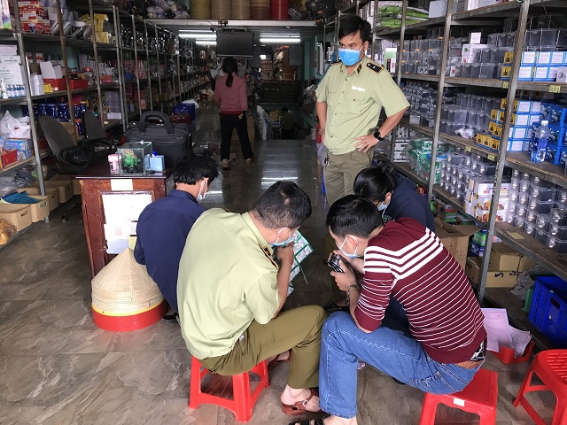 Gia Lai: Tạm giữ hơn 20.000 gói dầu gội đầu có dấu hiệu giả mạo nhãn hiệu Clear