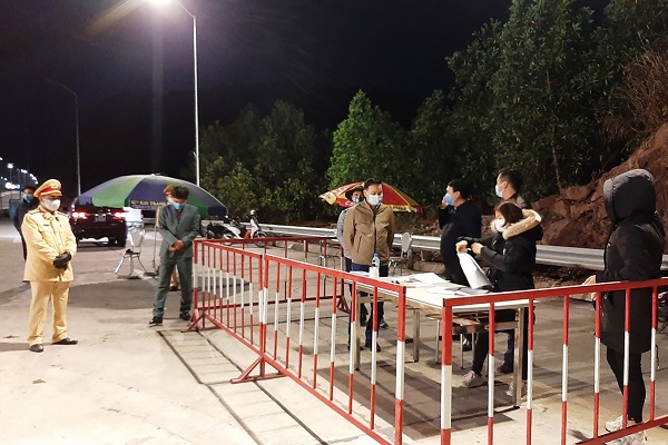 Chốt kiểm soát tại cầu Vân Đồn 1 giáp với TP Cẩm Phả Chốt kiểm soát tại cầu Vân Đồn 1 giáp với TP Cẩm Phả