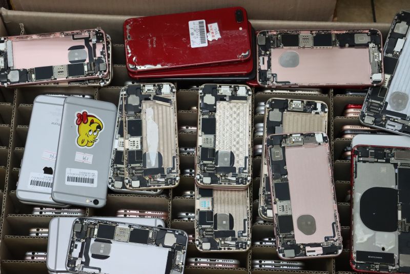 Phát hiện hàng nghìn linh kiện điện thoại Iphone nhập lậu qua sân bay Nội Bài