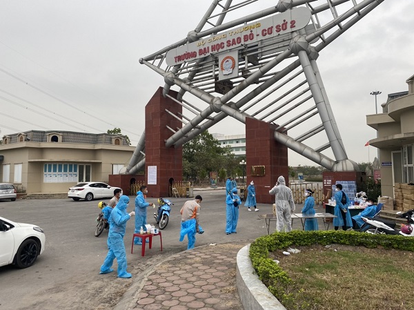 Nhân viên Điện lực Chí Linh - PC Hải Dương mặc trang bị phòng dịch trước khi vào khảo sát phương án cấp điện cho bệnh viện dã chiến