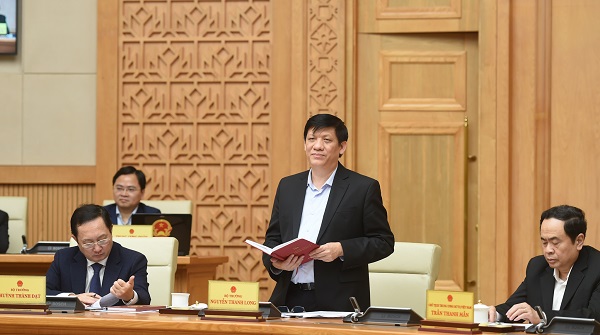 Bộ trưởng Bộ Y tế Nguyễn Thanh Long báo cáo tình hình phòng chống dịch COVID-19 tại phiên họp (Ảnh: VGP/Quang Hiếu)