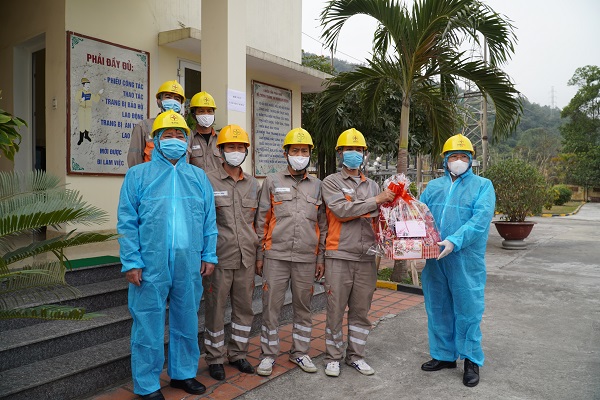 Ông Vũ Hữu Chương - Phó Bí thư thường trực Đảng ủy, Chủ tịch Công đoàn Công ty Điện lực Quảng Ninh tặng quà CBCNV TBA 110 kV Giếng Đáy ( E5.4)