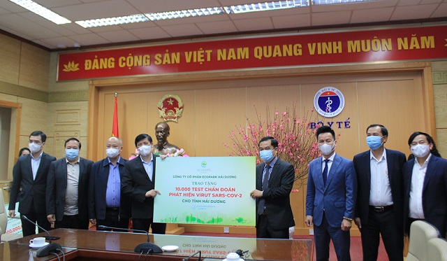 Bộ trưởng Nguyễn Thanh Long tiếp nhận tiền và 10.000 test chẩn đoán của Công ty Cổ phần Ecopark Hải Dương trao tặng