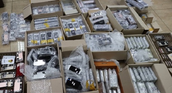 Nhập lậu hàng trăm chiếc điện thoại iPhone bằng hình thức xé lẻ