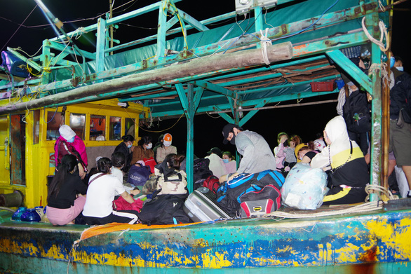 Tàu CM 91651 TS và 34 người nhập cảnh trái phép được đưa về cửa biển Sông Đốc để làm các thủ tục cách ly