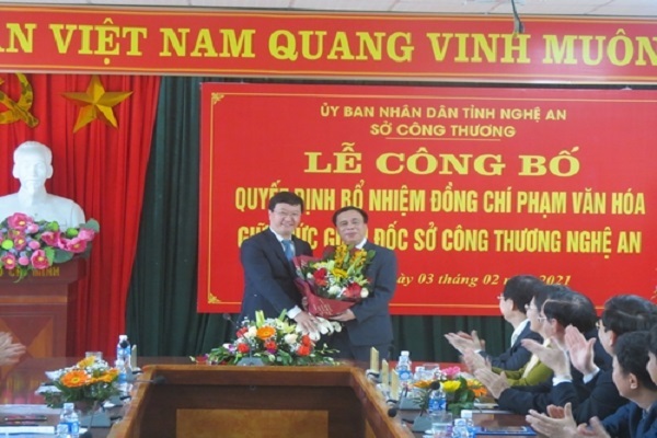 Chủ tịch UBND tỉnh Nghệ An Nguyễn Đức Trung tặng hoa chúc mừng tân Giám đốc Sở Công thương Phạm Văn Hóa