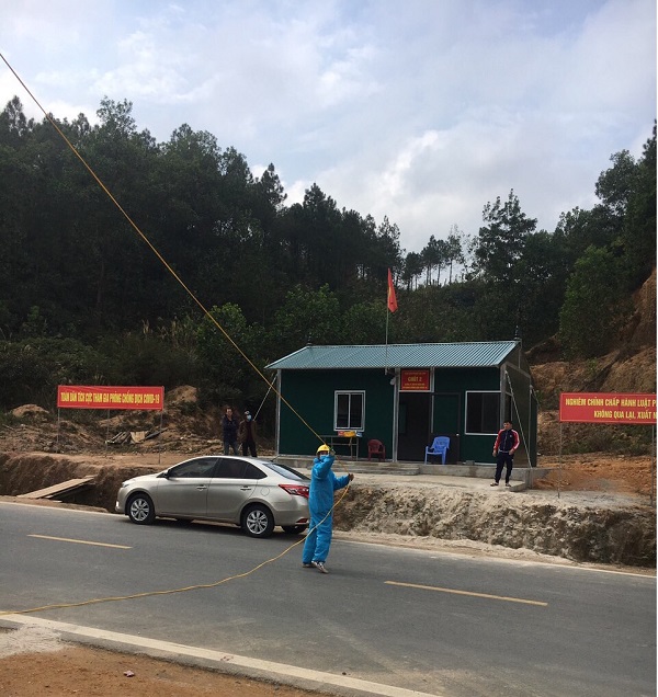 Công nhân Điện lực Móng Cái thi công cấp điện cho chốt kiểm soát kiểm dịch Đồn Biên phòng Bắc Sơn
