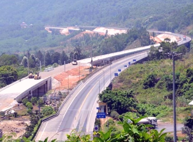 Hầm Hải V&acirc;n 2 thuộc dự &aacute;n hầm đường bộ Đ&egrave;o Cả, với chiều d&agrave;i 6,2km (chiều d&agrave;i tuyến 12,4km bao gồm cả đường dẫn), l&agrave; c&ocirc;ng tr&igrave;nh hầm đường bộ d&agrave;i nhất khu vực Đ&ocirc;ng Nam &Aacute;.