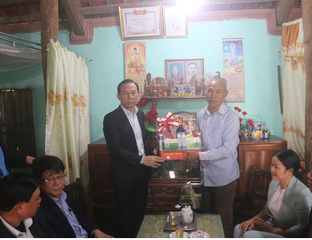 Thanh Hóa: Thăm hỏi, trao quà cho gia đình công nhân không về quê ăn tết do ảnh hưởng dịch COVID-19