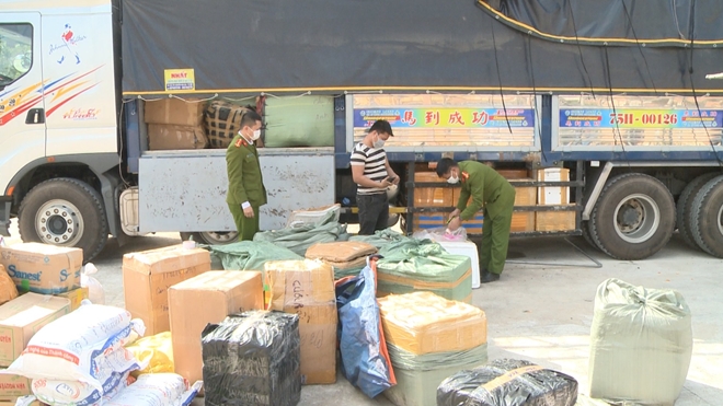 Thừa Thiên Huế: Phát hiện, bắt giữ xe tải vận chuyển gần 1 tấn nội tạng động vật không rõ nguồn gốc