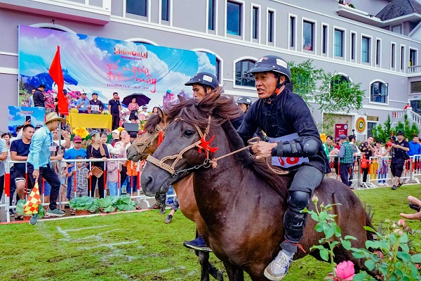 Các “kỵ sỹ” dân tộc đang tranh tài tại giải đua “Vó ngựa trên mây” năm 2020