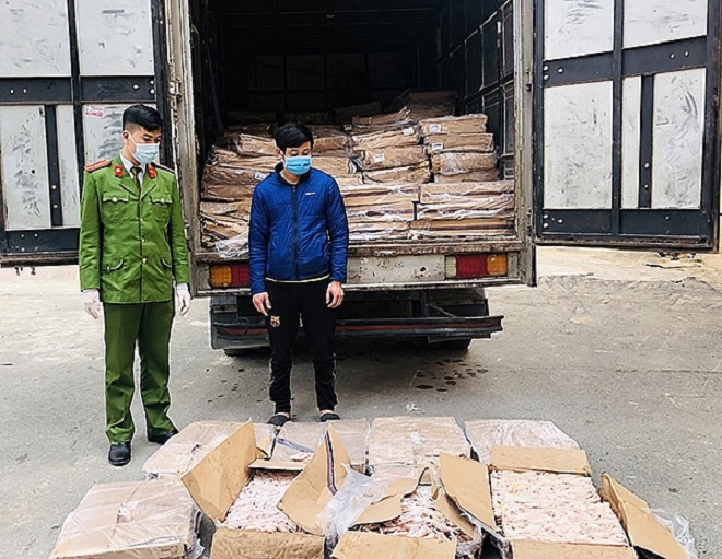 Hơn 1.5 tấn chân gà hôi thối chuẩn bị tuồn ra thị trường đã bị thu giữ tại xã Mai Pha, TP Lạng Sơn