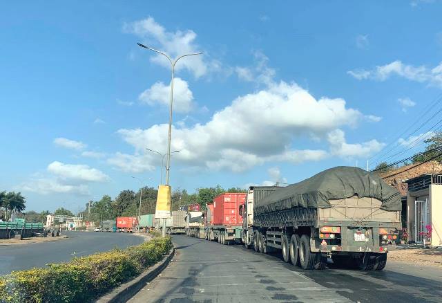 Dòng xe container nối đuôi nhau dài gần 3km trên tuyến Quốc lộ 9