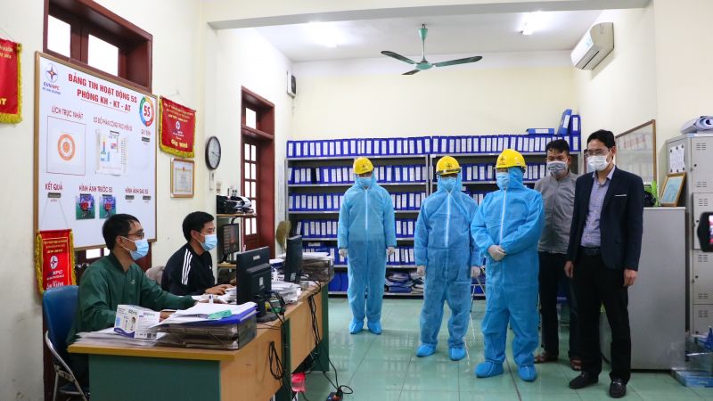 Lãnh đạo Công ty Điện lực Hải Dương thăm và kiểm tra điều kiện làm việc tại Điện lực Chí Linh