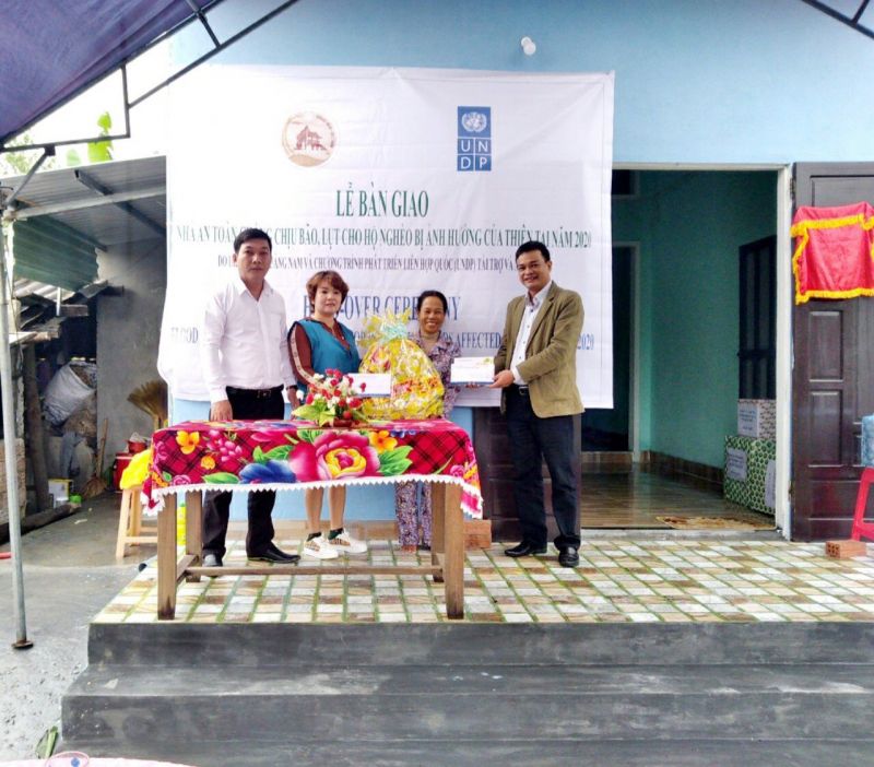 Khánh thành và bàn giao nhà an toàn chống chịu bão, lụt cho hộ dân nghèo Quảng Nam