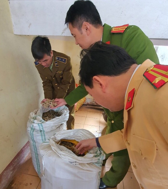 Lực lượng chức năng tỉnh Hà Giang kiểm tra số hàng hóa vi phạm (Ảnh: QLTT Hà Giang)