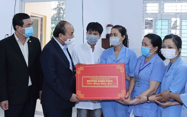 Thủ tướng Nguyễn Xuân Phúc thăm hỏi, tặng quà các đối tượng bảo trợ xã hội tại Trung tâm Bảo trợ xã hội tỉnh Quảng Nam