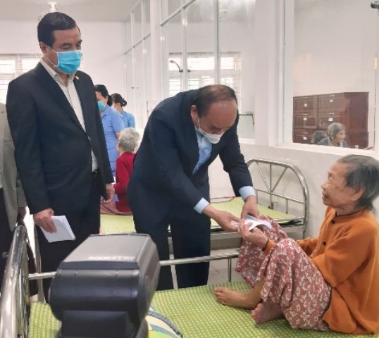 Thủ tướng Nguyễn Xuân Phúc thăm hỏi, tặng quà các đối tượng bảo trợ xã hội tại Trung tâm Bảo trợ xã hội tỉnh Quảng Nam.