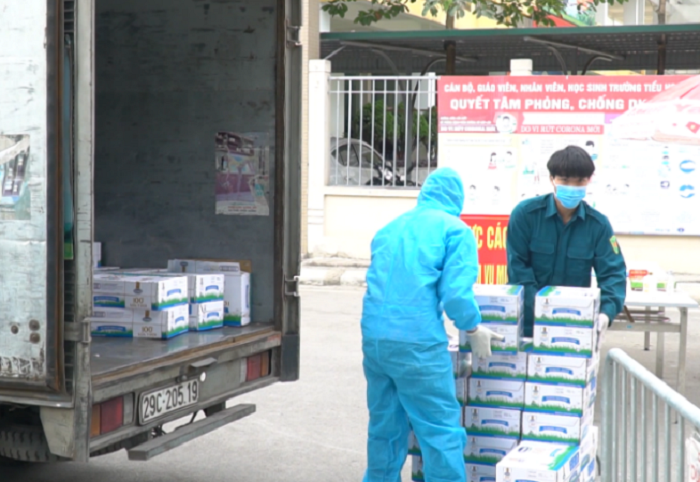 Sáng ngày 5/2, Vinamilk đã trao tặng hơn 120 thùng sữa và nhiều hộp quà tết đến với các em học sinh trường Xuân Phương (Hà Nội).