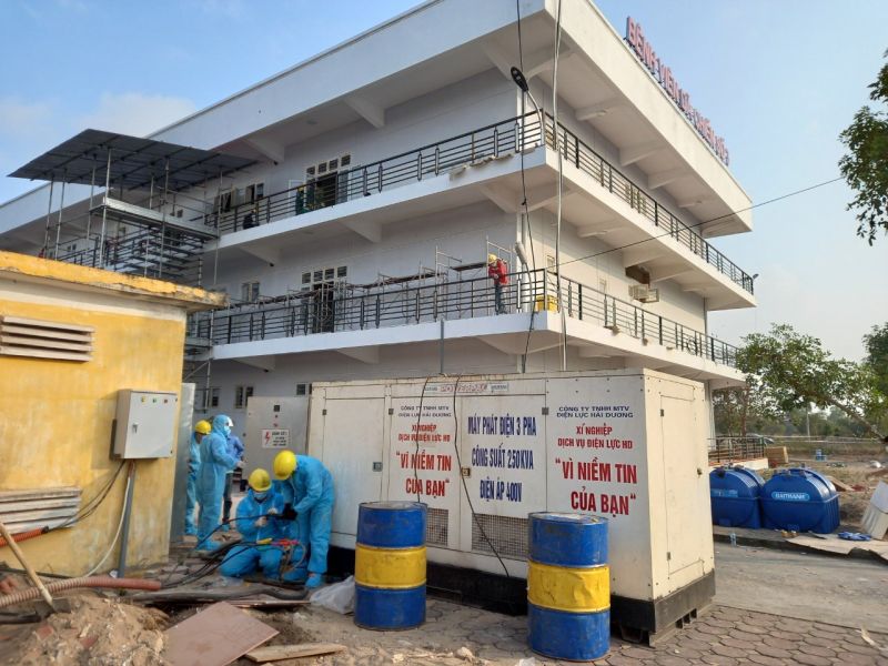 CBNV Điện lực Hải Dương triển khai thi công điện cho bệnh viện dã chiến số 3