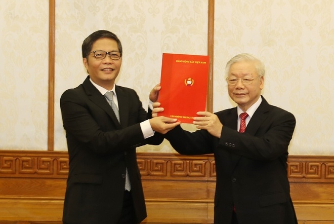 Tổng Bí thư, Chủ tịch nước Nguyễn Phú Trọng trao quyết định cho ông Trần Tuấn Anh. (Ảnh: TTXVN)