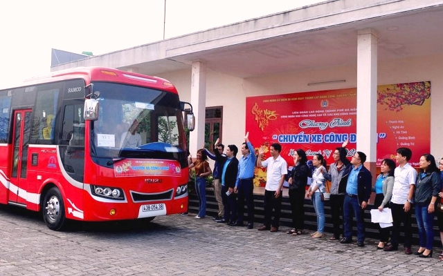 LĐLĐ TP. Đà Nẵng tiếp tục Chương trình “Chuyến xe Công đoàn” đưa đoàn viên, người lao động về quê đón Tết.